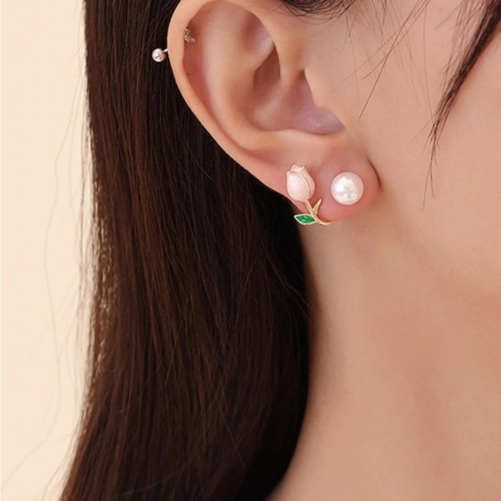 ✨ Tulip Pearl Décor Stud Earrings - Picture 2 of 6